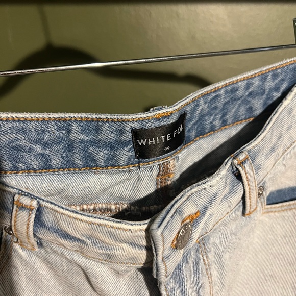 🌟 White Fox Boutique Trouble Distressed Shorts Light Blue - M 🌟 - Picture 4 of 5